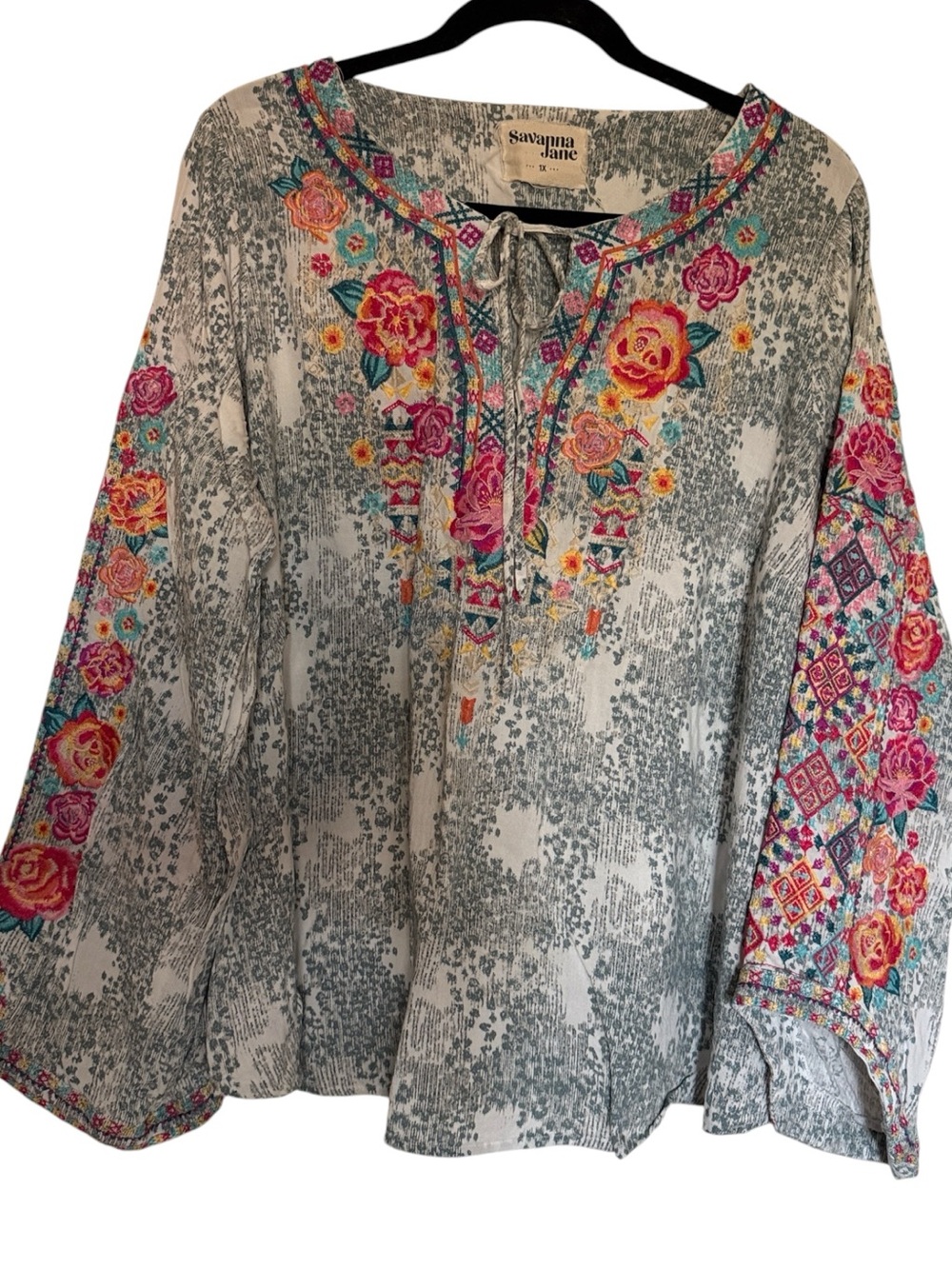 Savanna Jane Blue Gray and White Tunic Style top w/Floral Embroidered ,size 1X